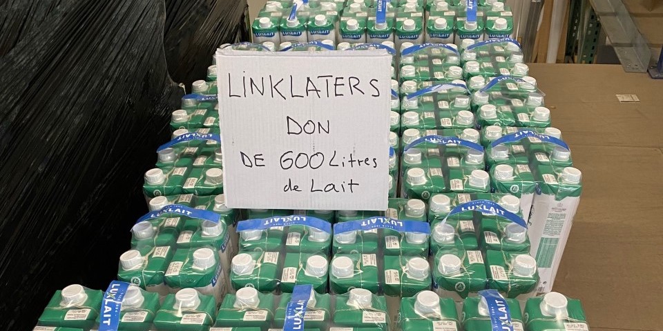 Première livraison de lait offerts par le cabinet d’avocats LINKLATERS, provenant d’une collecte interne de tickets de cantine